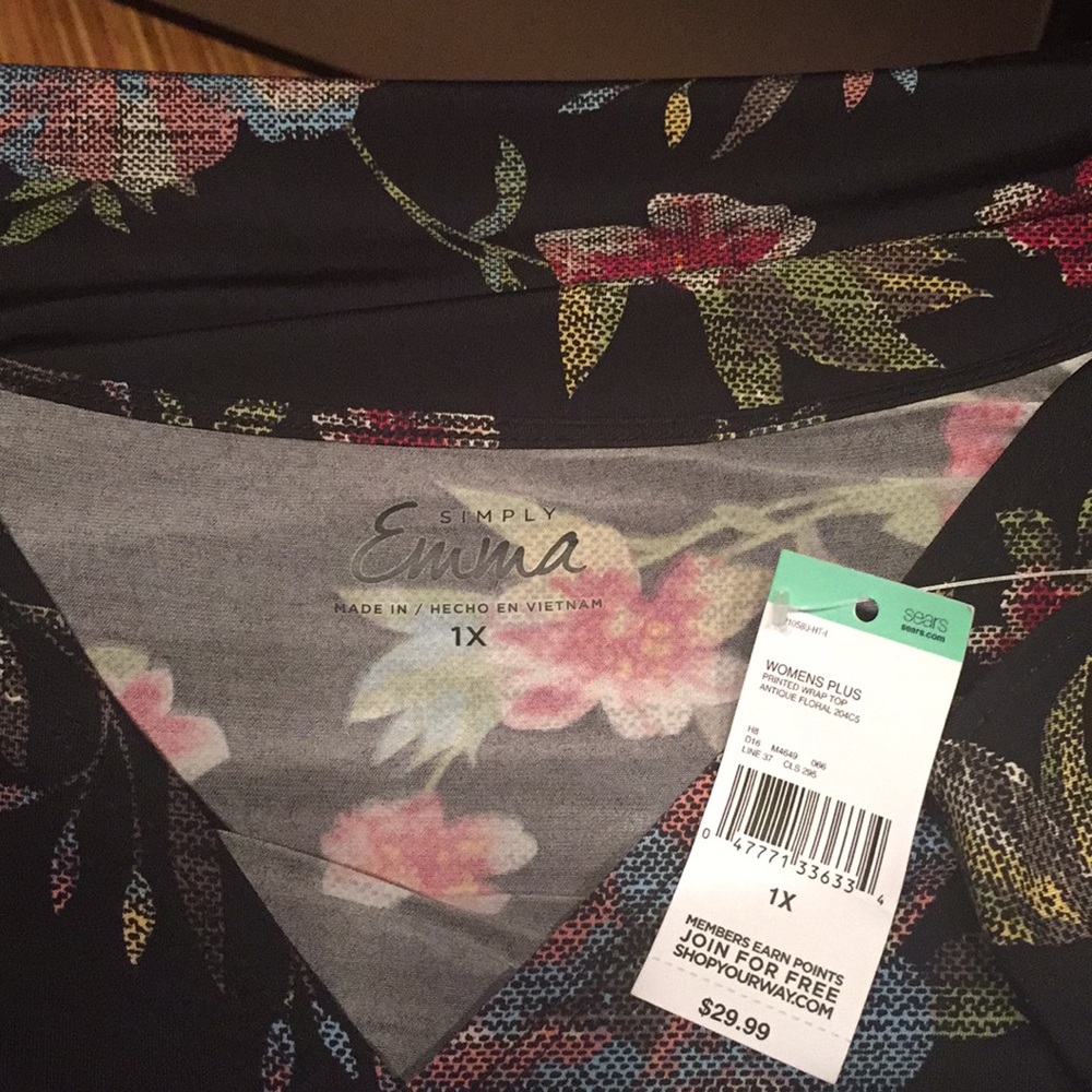 NWT Simply Emma printed wrap top - Picture 7 of 7